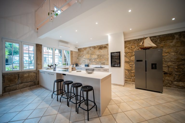 Casa 8: kitchen with island and bar stools
