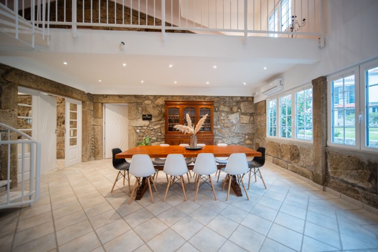 Casa 8: long dining table by the windows