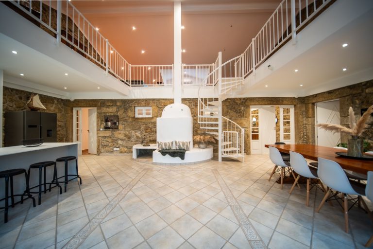 Casa 8: kitchen island, fireplace and dining area below the gallery