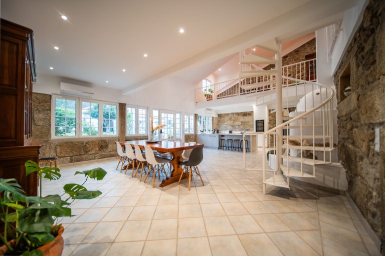 Casa 8: dining table and spiral staircase