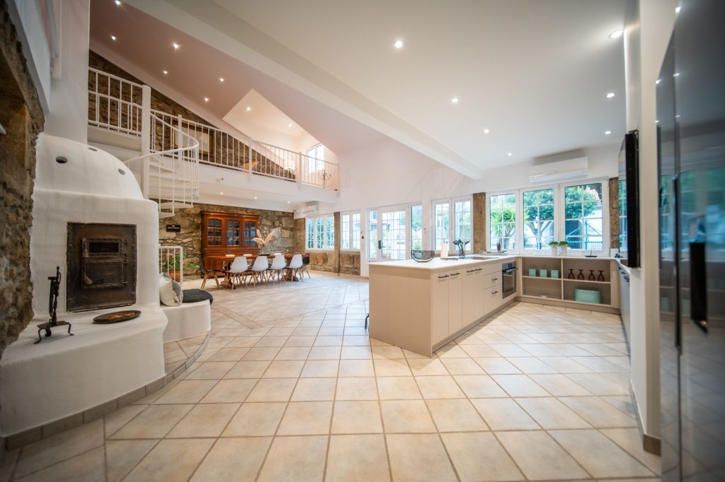 Casa 8: open living and dining area with gallery and spiral staircase