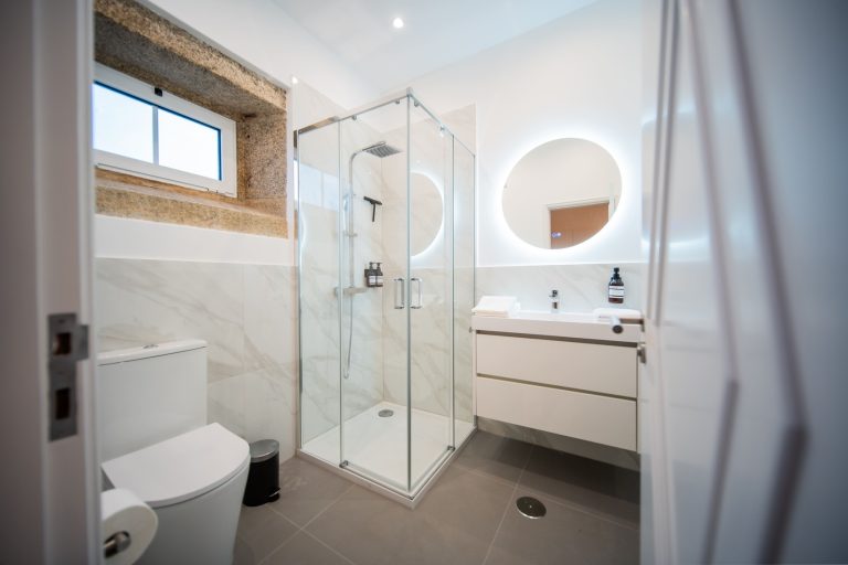 Casa 8: bathroom with walk-in shower