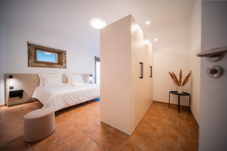 Casa 8: bedroom with wardrobe