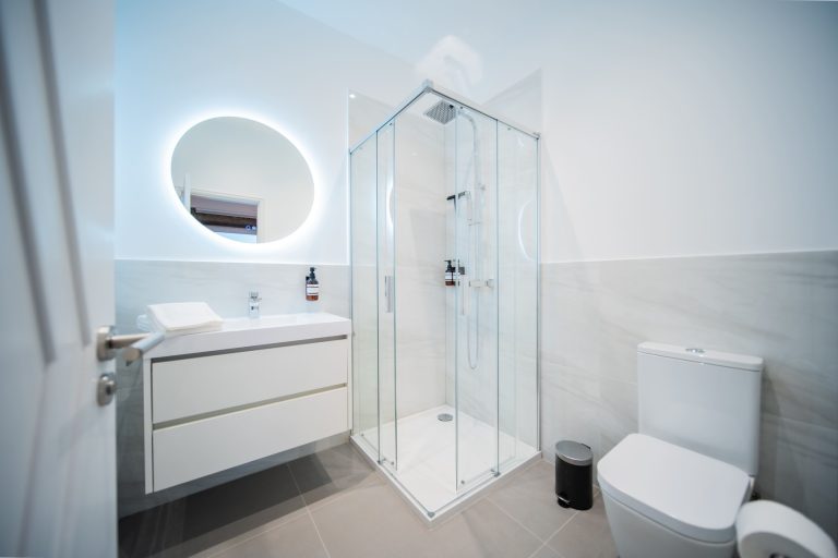 Casa 8: bathroom with round mirror