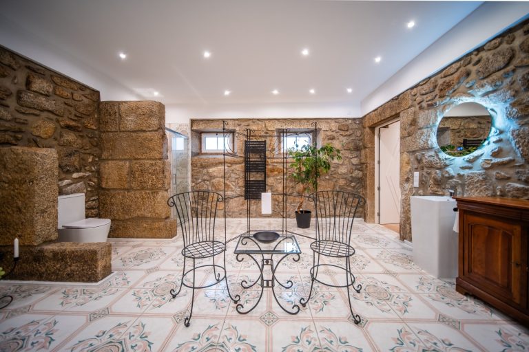 Casa 8: stone-walled bathroom with seating area