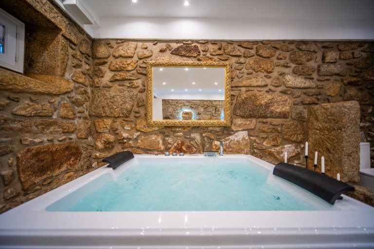 Casa 8: hydromassage bathtub in the stone-walled bathroom