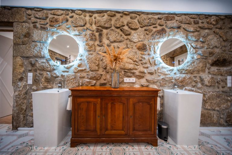 Casa 8: two washbasins in front of a stone wall