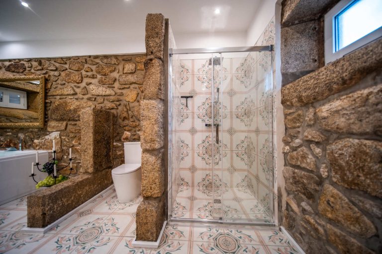 Casa 8: shower in the stone-walled bathroom